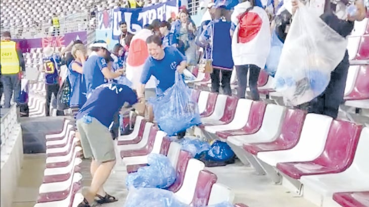 Japoneses recogen la basura tras el juego de Alemania