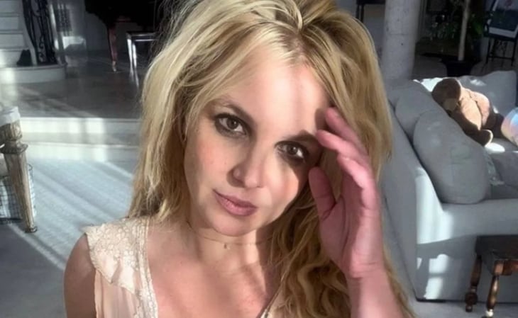 Britney Spears posa con camisón y sin sostén; cibernautas cuestionan su salud mental