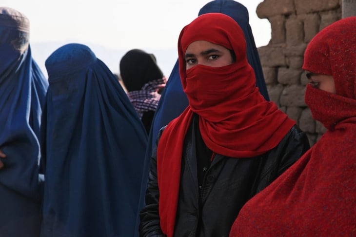 Persecución talibán contra las mujeres es un crimen contra la humanidad: grupo de la ONU