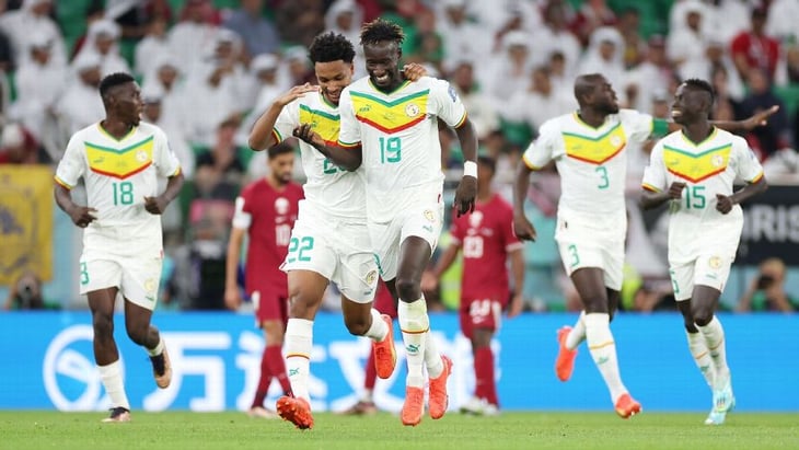 Senegal derrotó 3-1 al anfitrión Qatar y lo elimina