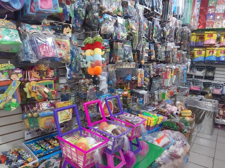 Juguetes y regalos llegan al comercio informal de Monclova