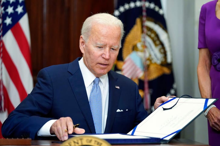 Biden presionan para prohibir 'armas de asalto' en EU