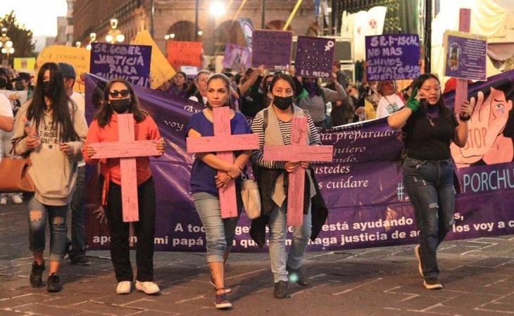 'Las madres no creen que feminicidios vayan a la baja', gritan mujeres de SLP a funcionarios en marcha del 25N