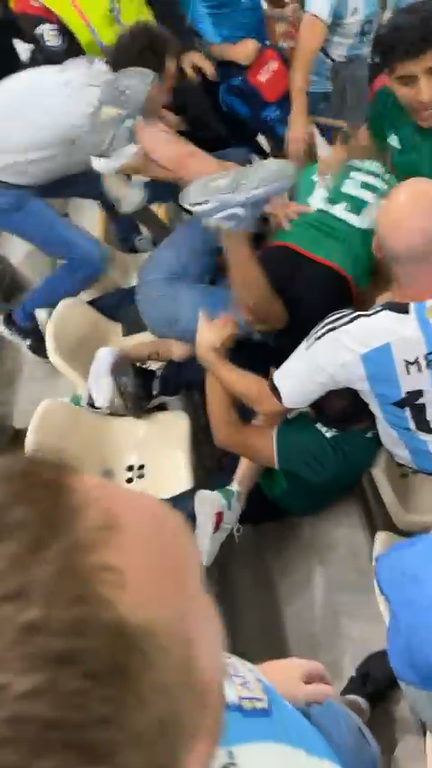 VIDEO: ¡Pleito en tribuna! Los ánimos se calientan en el México vs Argentina