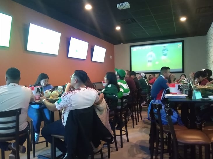 Espectadores acudieron a restaurantes a ver el juego de Méx- Arg