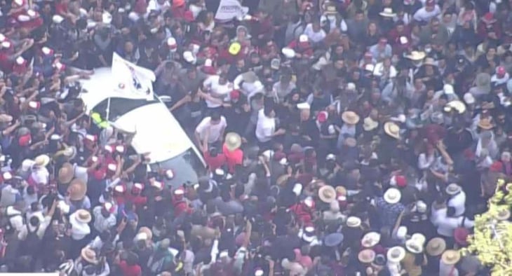 Ante multitud en marcha, acercan auto de AMLO para llevarlo al Zócalo; él sigue a pie