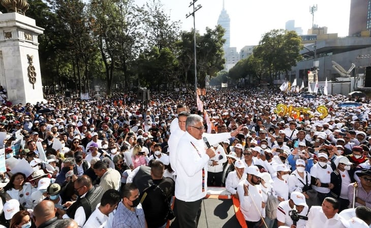 Más de cien mil maestros acompañaron a AMLO en la marcha: SNTE