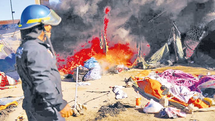Policías desalojan a migrantes del Río Bravo; queman campamento 