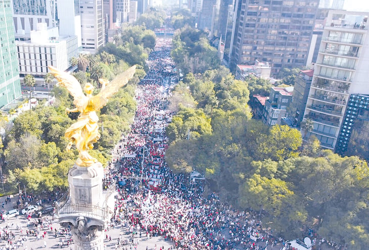 'Humanismo mexicano', marcha de AMLO; le piden reelección, dice no