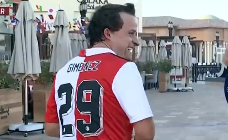 Mikel Arriola fue captado con el jersey de Santiago Giménez en Qatar
