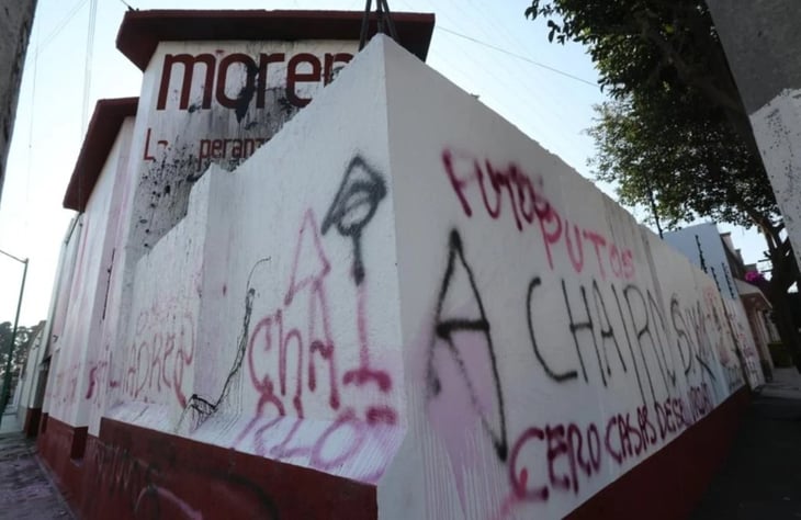 Vandalizan y queman portón de casa de Morena en Toluca 