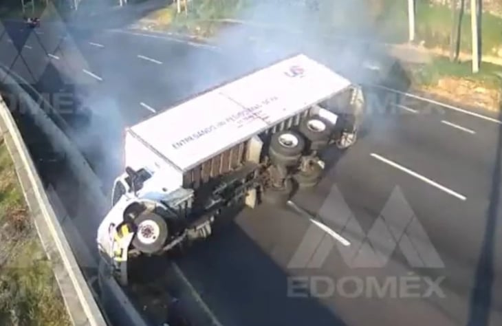 VIDEO: Captan el momento en que camioneta de carga vuelca sobre la carretera México-Toluca