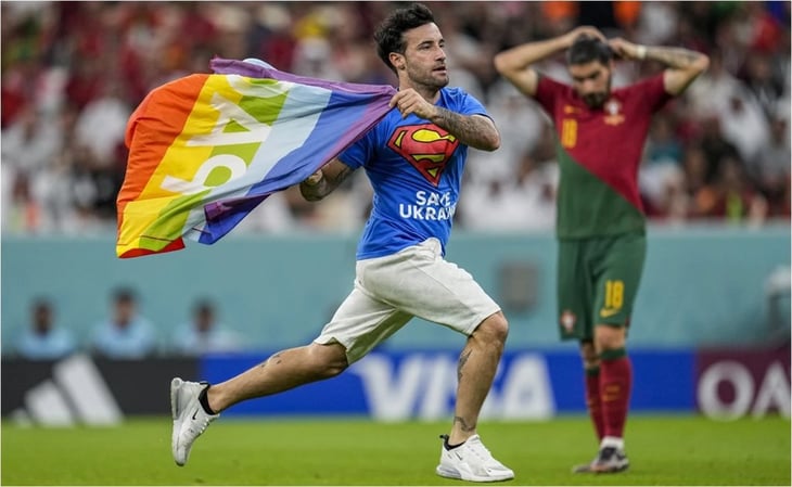 Aficionado 'burla' la seguridad de la Copa del Mundo y salta a la cancha con bandera de la comunidad LGTB