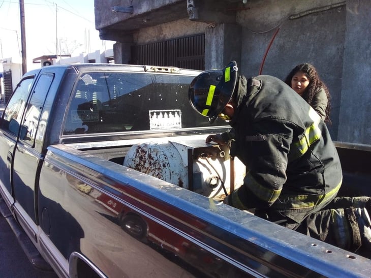 Fuga de gas en camioneta moviliza a Bomberos y Policía Municipal 
