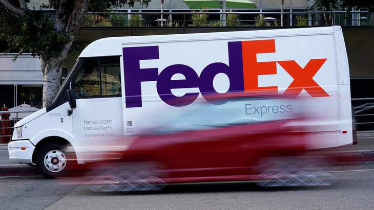 Muere conductor de FedEx al ser arrollado su camión por tren de pasajeros