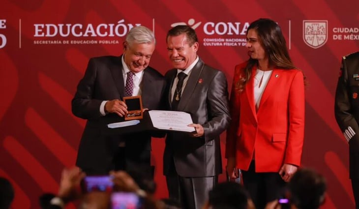 'Checo' Pérez y Julio Cesar Chávez recibieron el Premio Nacional de Deportes 2022