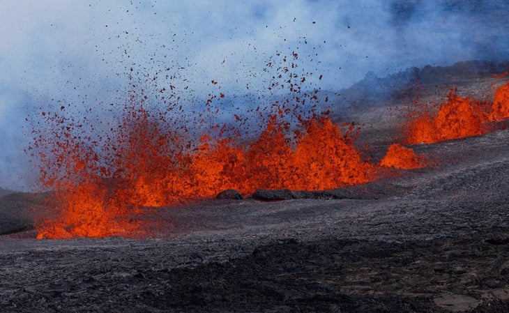 Volcán Mauna Loa dispara impresionantes fuentes de lava de hasta 60 metros en Hawái