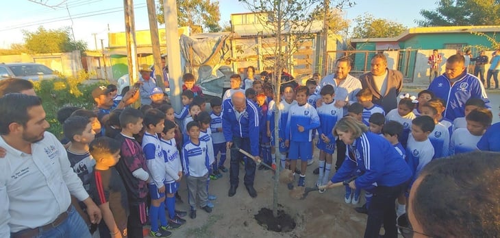 El Ayuntamiento de Monclova dota de 15 árboles, al campo de la colonia veteranos