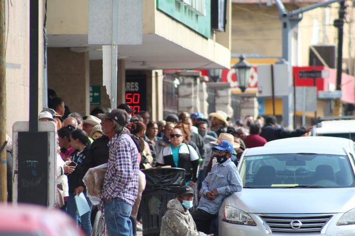 Bancomer de Monclova provoca largas filas de pensionados al tener un solo cajero en función
