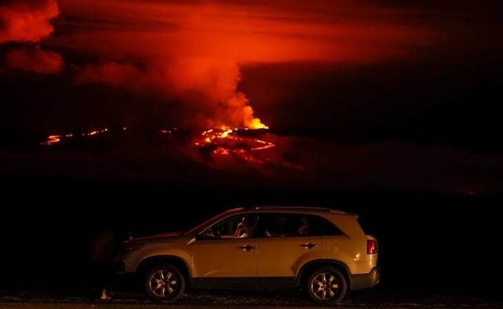 'Es completamente seguro': gobernador de Hawái promueve el turismo pese a erupción del volcán Mauna Loa