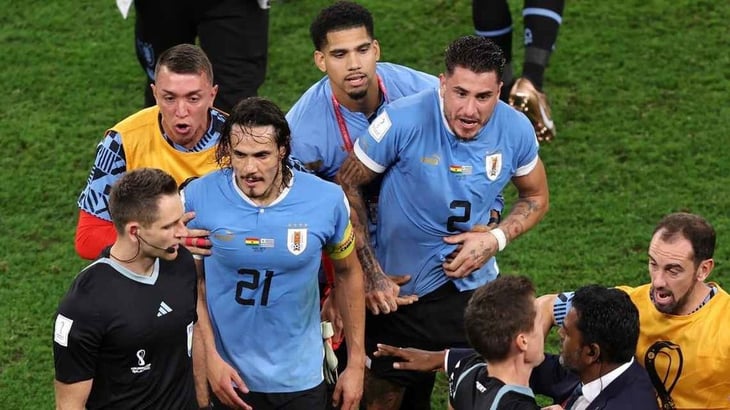 Cavani tiró la pantalla del VAR tras el juego jugadores uruguayos contra el arbitraje