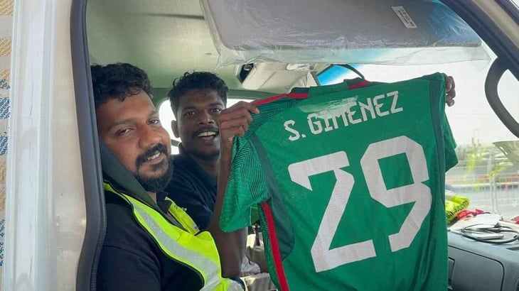 Selección Mexicana regala playeras con el nombre de Santiago Giménez a choferes de la utilería en Qatar