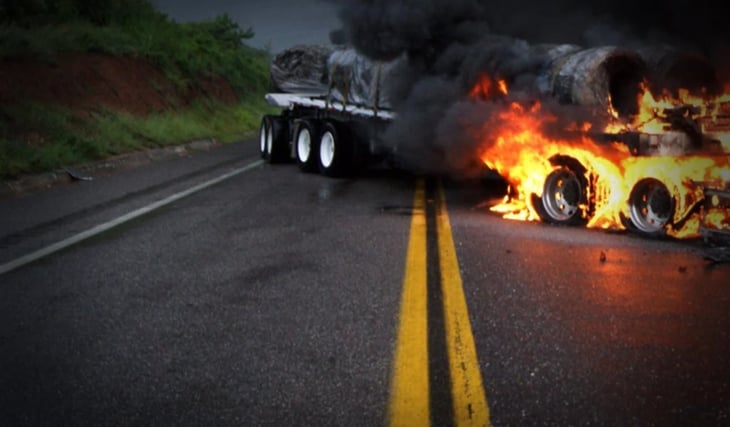Reportan bloqueos en límites de Jalisco y Zacatecas; incendian autos en carreteras