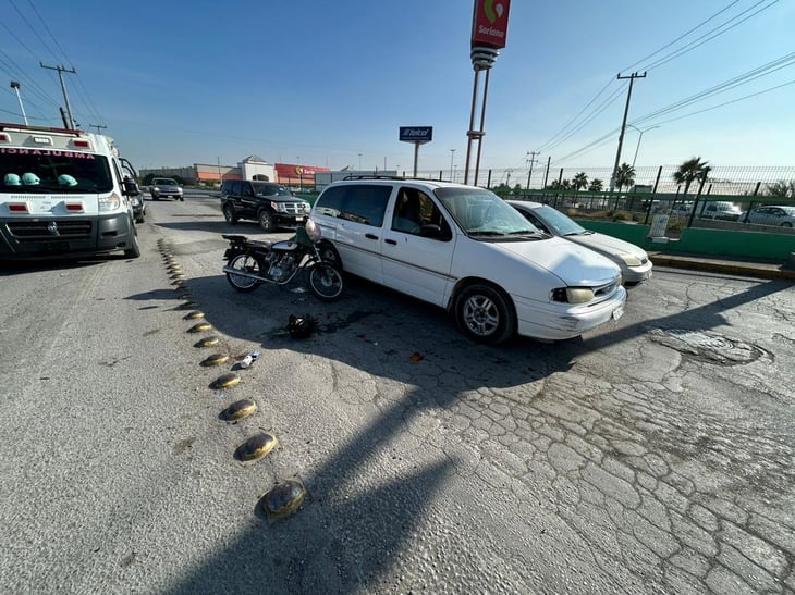 Abuelito en moto choca contra camioneta en Frontera