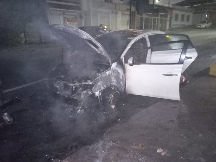 Auto se incendia por un cortocircuito en la Zona Centro de Monclova