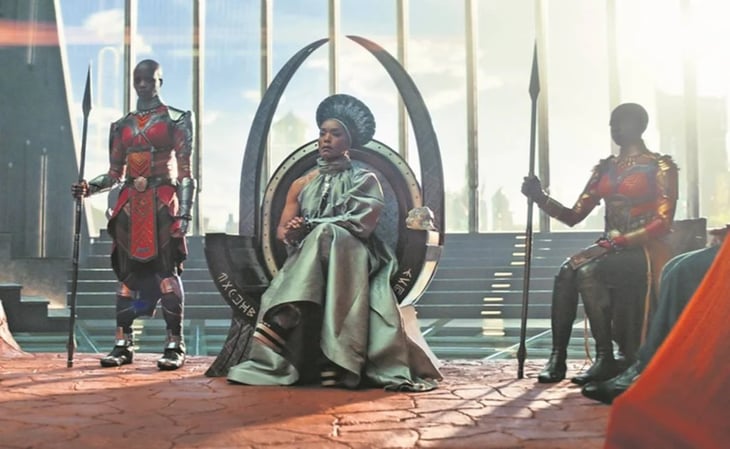 Wakanda Forever cae, pero continúa liderando las taquillas de los cines