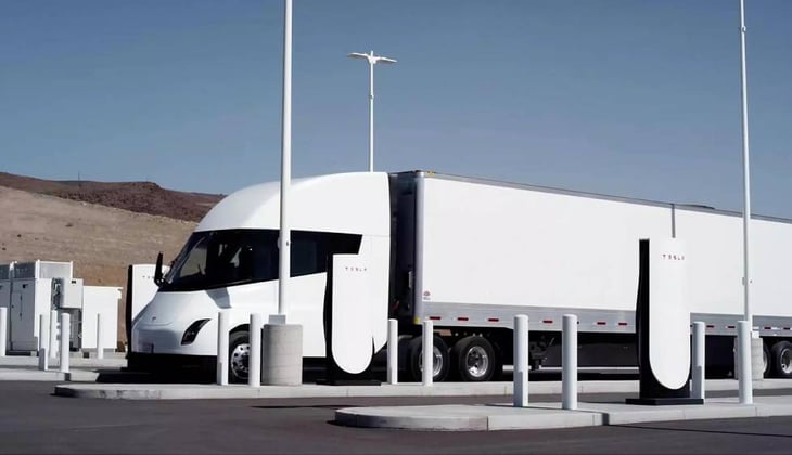 Después de 3 años de retraso, Tesla comienza a enviar sus primeros camiones eléctricos