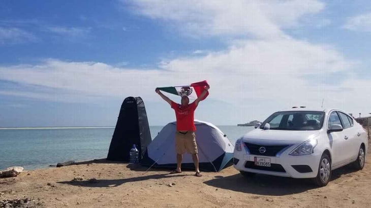 El aficionado de los Tiburones Rojos que acampa a 92 kilómetros del corazón de Qatar 2022