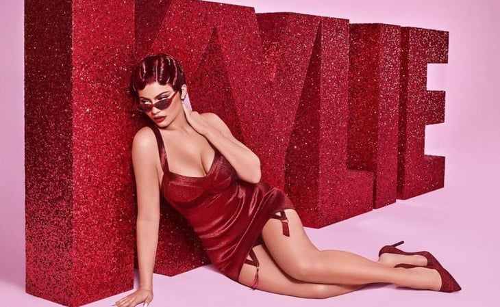 Kylie Jenner lanza colección de maquillaje para brillar en Navidad