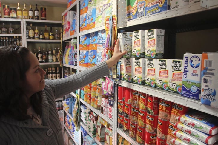 Mexicanos dejan la leche fuera del carrito y compran miniaturas de productos