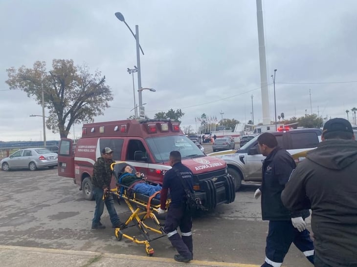 Enlace municipal de Piedras Negras rescata a mujer que se desmayó mientras conducía 