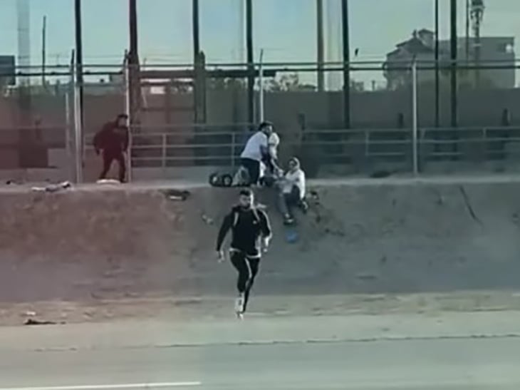 Migrantes saltan muro fronterizo en la frontera de Texas 