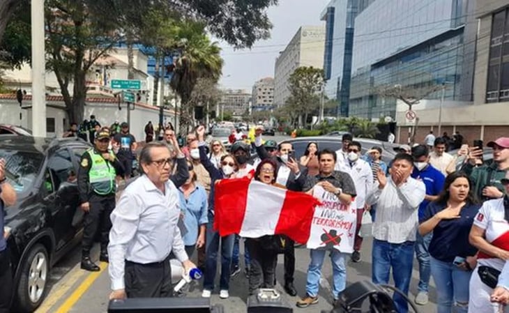 Así bloquearon manifestantes la Embajada de Perú en México ante rumor de que Pedro Castillo busque asilo