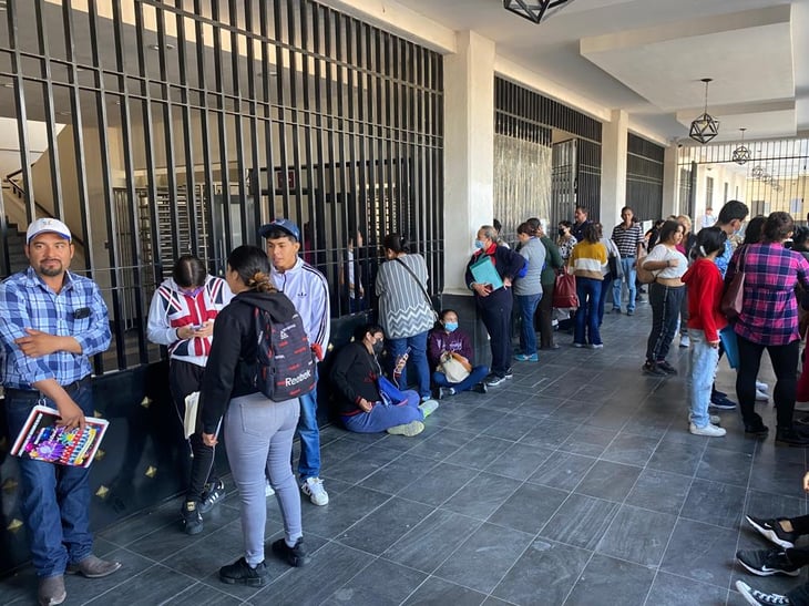 Trámite para becas 'Benito Juárez' causa molestias en Palacio Federal de Torreón
