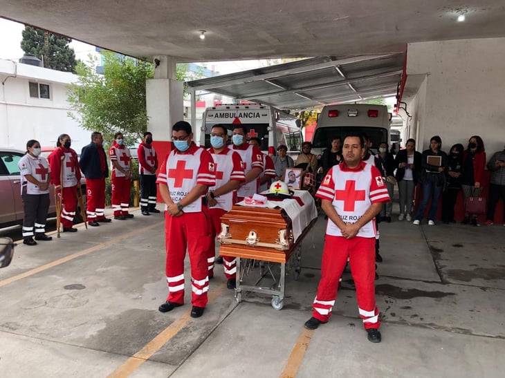 La Cruz Roja Mexicana homenajea a paramédico que falleció de leucemia