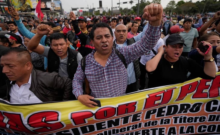 '¡Cierre del Congreso!': manifestantes salen a las calles de Perú y exigen liberar a Castillo