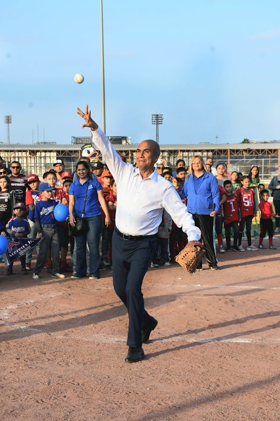 Alcalde Mario Dávila inaugura dos campos deportivos para los niños de Monclova