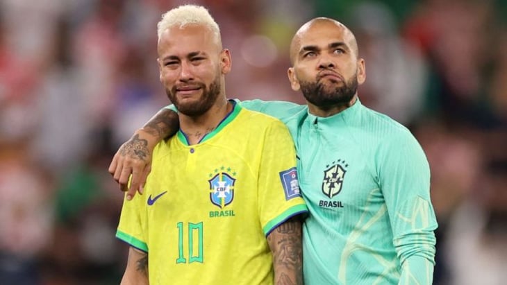 Dani Alves consoló a Neymar luego de la eliminación de Brasil
