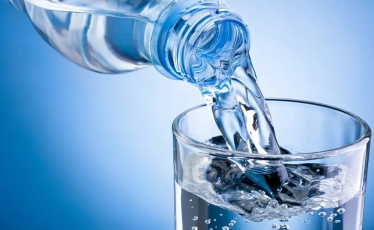 ¿Cuánta agua debes tomar al día, según Harvard?