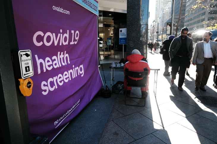 Nueva York recomienda volver a usar cubrebocas en lugares públicos ante alza de casos Covid y de gripe