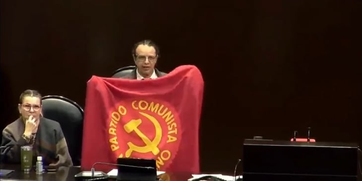 Diputado de Morena ondea bandera comunista en tribuna; lo tunden en redes