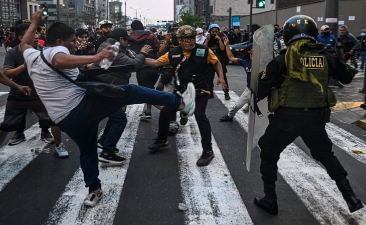 Reportan detenciones y uso de gas lacrimógeno en protesta nocturna en Lima