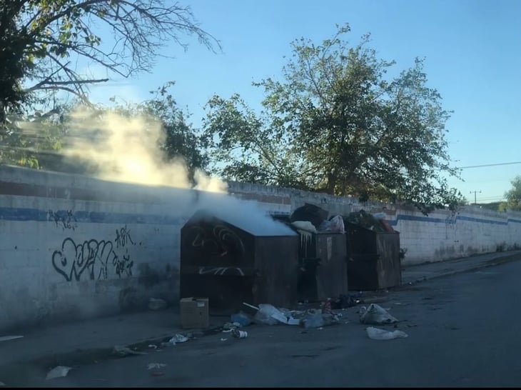 Ciudadanos prenden fuego a contenedores de basura