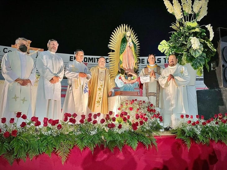 Feligreses participan en Caravana Guadalupana en San Buenaventura, rezan por las familias