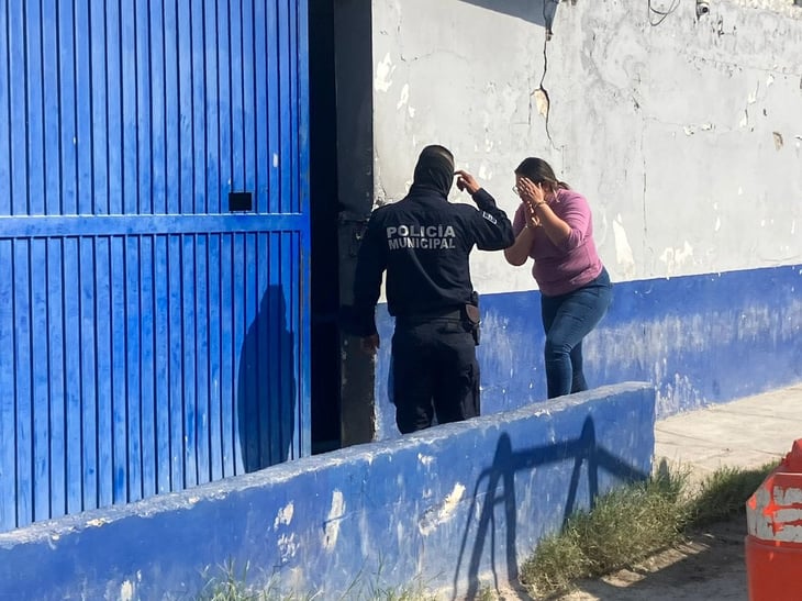 Mujer y hombre se dan de golpes en plena calle en Monclova 
