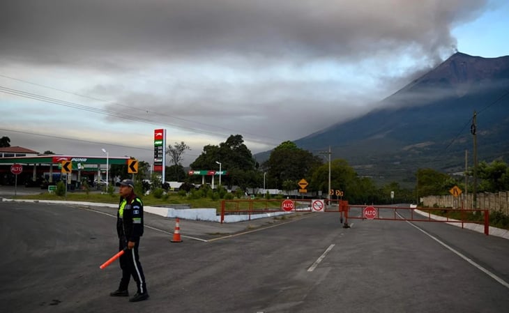Cierran principal aeropuerto de Guatemala por erupción del volcán de Fuego